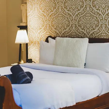 Bed and Breakfast La Maison De L' Ambassadeur 4*